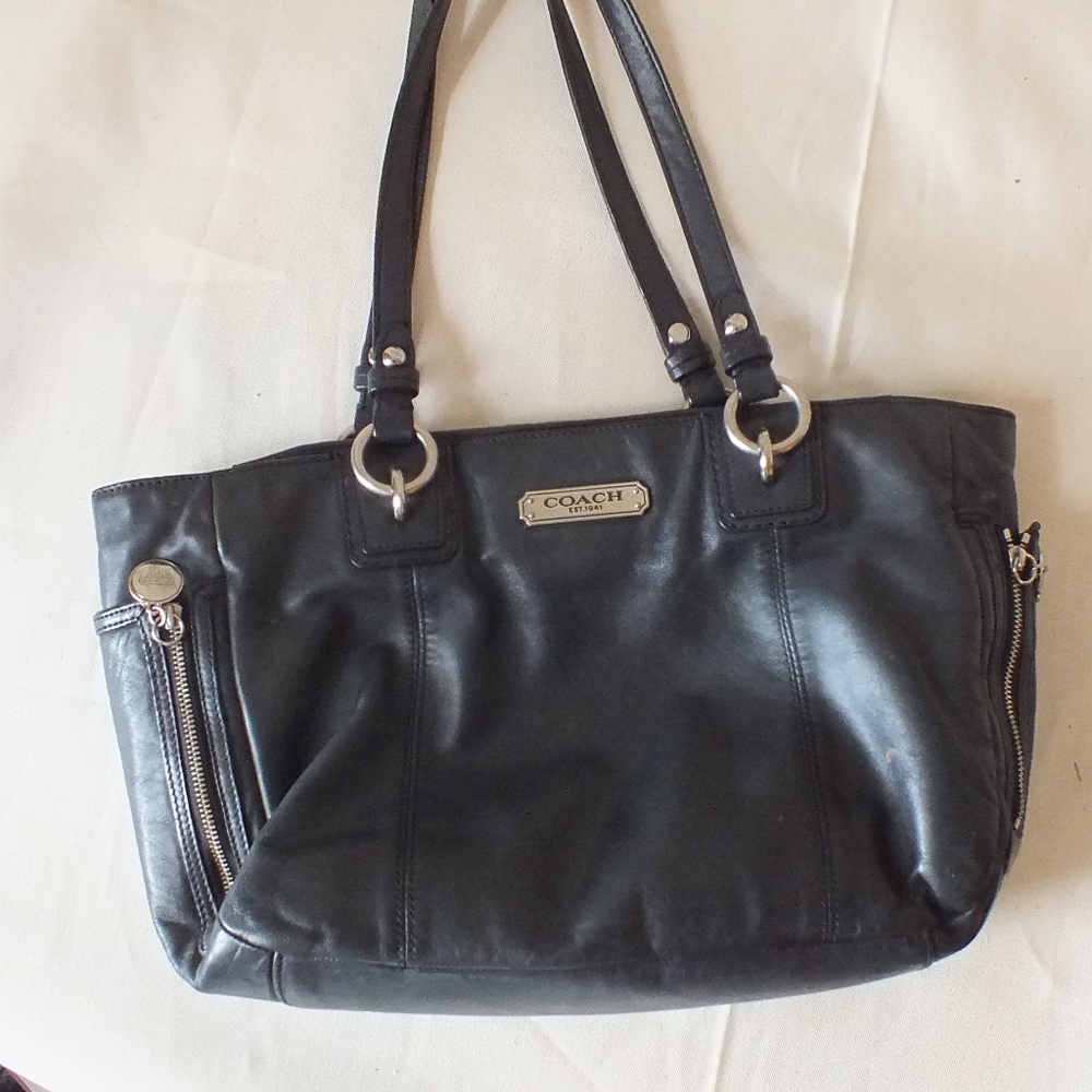 Simple Black Coach Purse with POCKETS on POCKETS